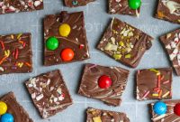 Christmas Chocolate Bark Recipe: Festive Candy & Nut Toppings