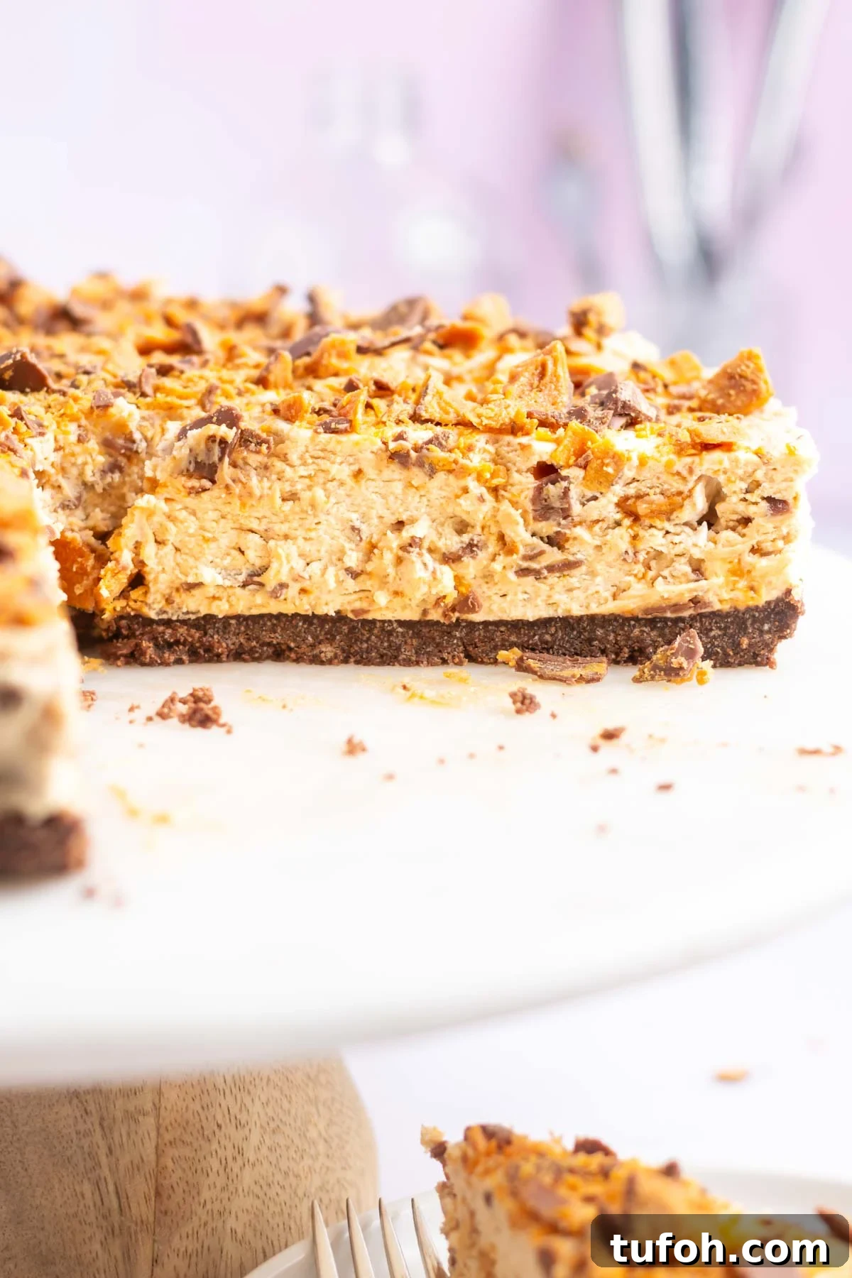butterfinger pie on a cake stand