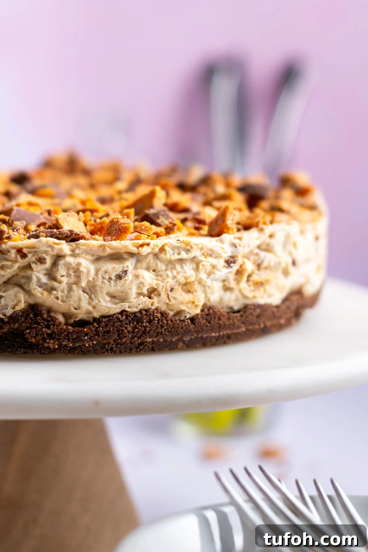 butterfinger pie on a cake stand