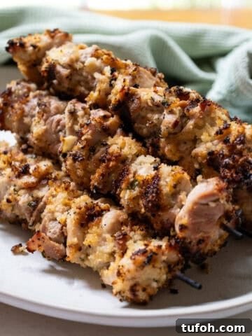 Chicken spiedini on a plate.