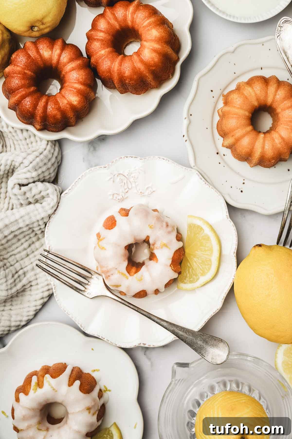 Lemon Mini Bundt Cakes: Light Citrus Dessert Recipe 2 mini bundt cake au citron sur une table