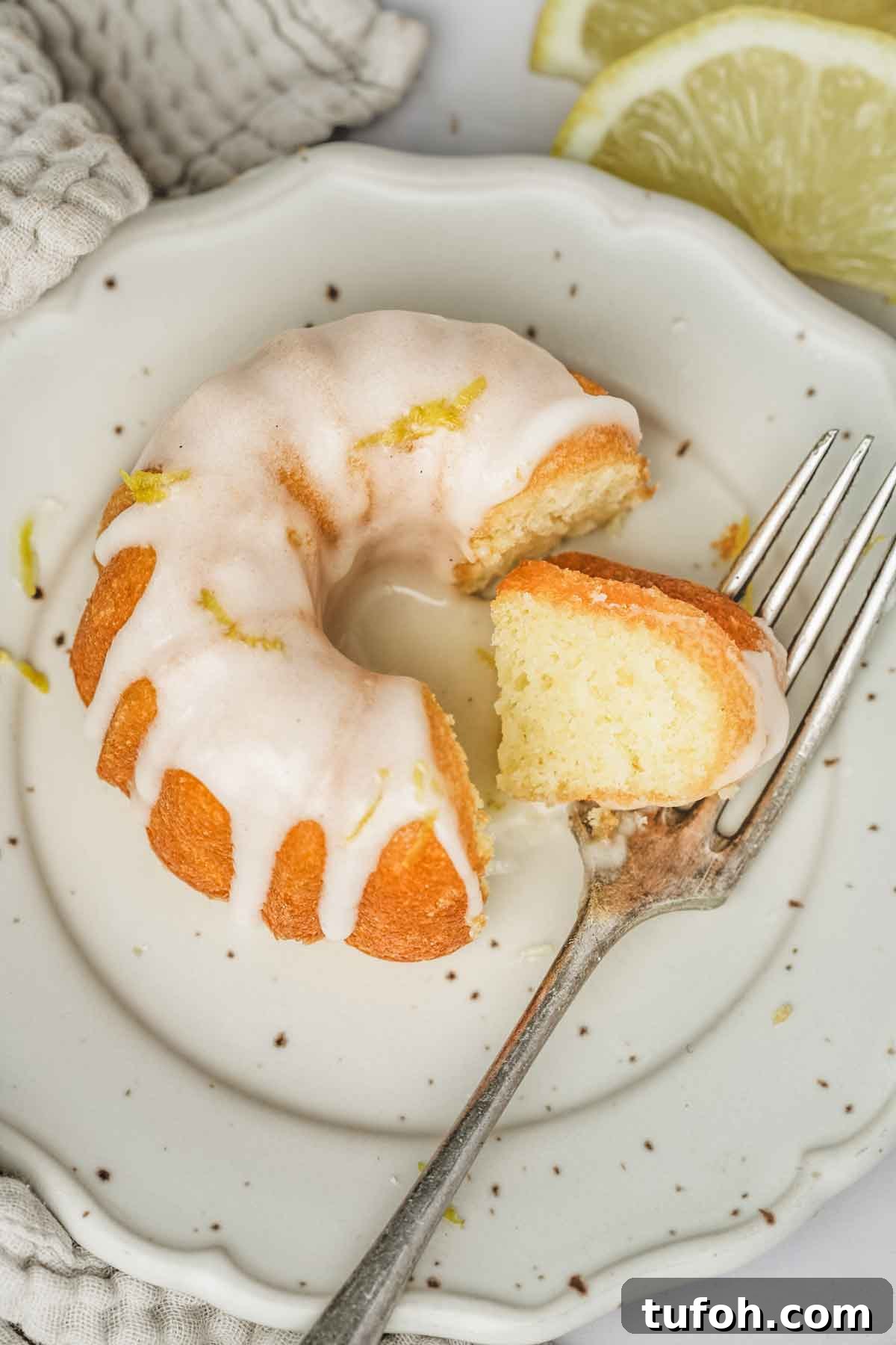 Lemon Mini Bundt Cakes: Light Citrus Dessert Recipe 13 mini cake au citron dans une assieette