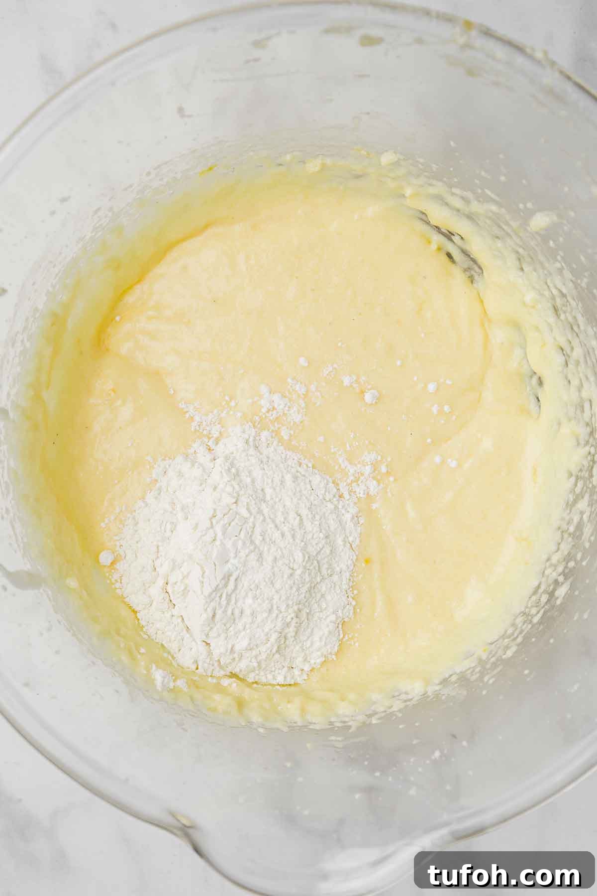 Lemon Mini Bundt Cakes: Light Citrus Dessert Recipe 6 récipient avec préparation et farine
