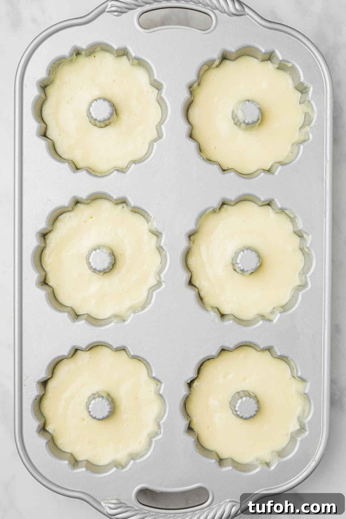 Lemon Mini Bundt Cakes: Light Citrus Dessert Recipe 7 moule à bundt cake avec de la pâte à gâteau