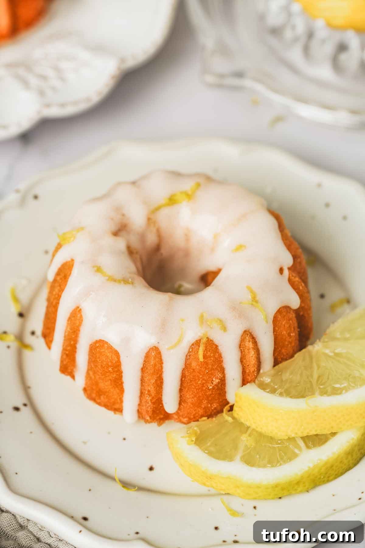 Lemon Mini Bundt Cakes: Light Citrus Dessert Recipe 8 mini cake au citron dans une assiette