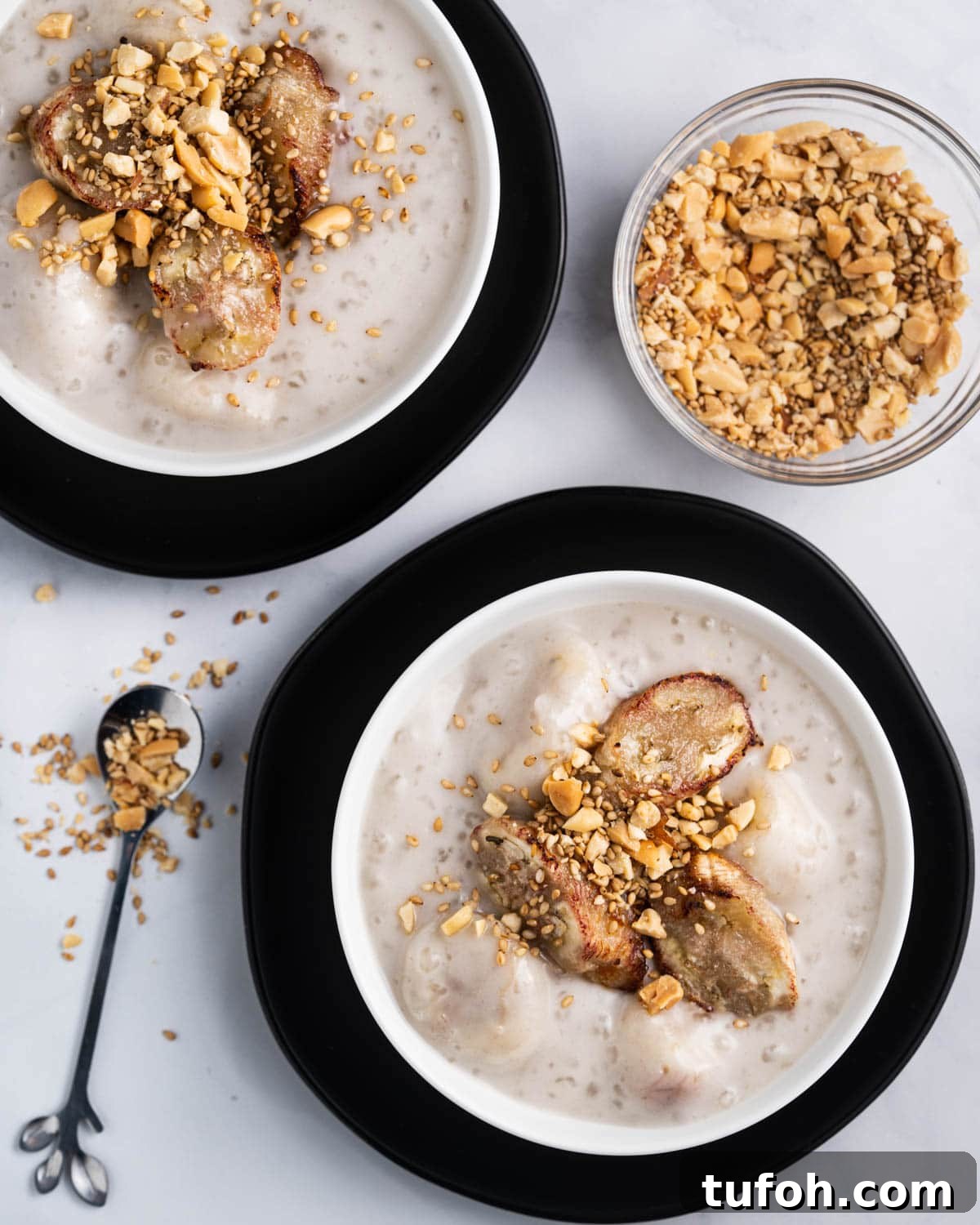 two bowls of che chuoi with a small side bowl of crushed peanuts and sesame seeds.