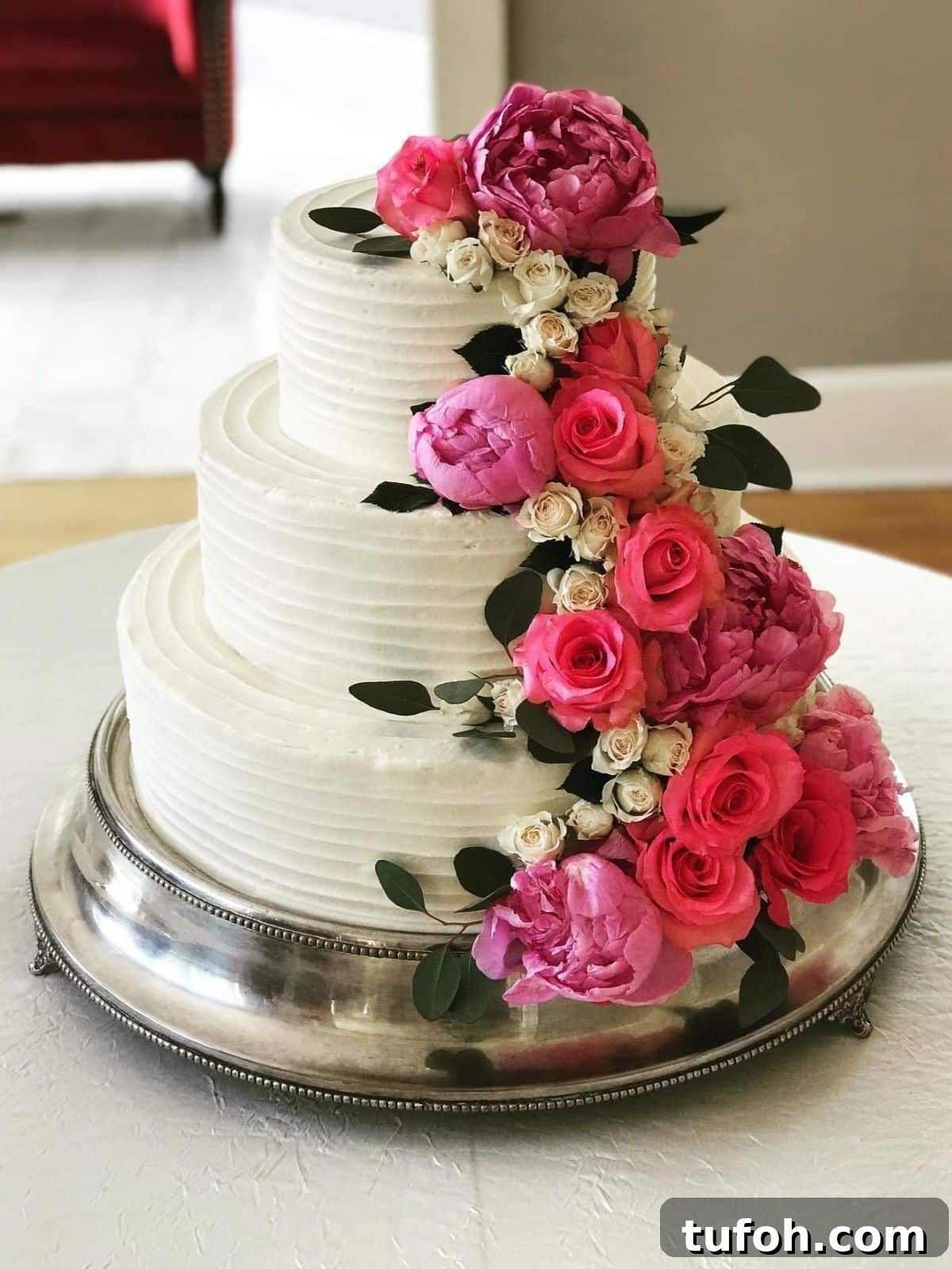 How to Safely Transport a Wedding Cake: 7 Proven Tips 3 A tiered wedding cake on a cake stand at a wedding venue.